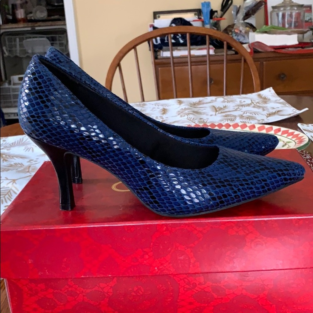 Christian Siriano faux snakeskin pumps. Wide size